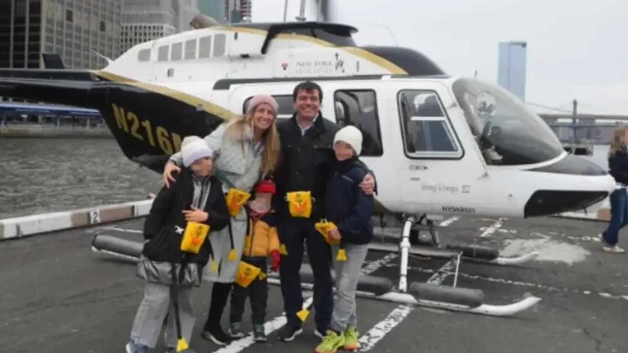 La familia espa&ntilde;ola compuesta por Agust&iacute;n Escobar, su esposa Merce Camprub&iacute; Montal y sus tres hijos, posando frente al helic&oacute;ptero tur&iacute;stico Bell 206 en Nueva York, momentos antes del tr&aacute;gico accidente en el r&iacute;o Hudson. | Foto: Cortes&iacute;a familiar / Redes sociales