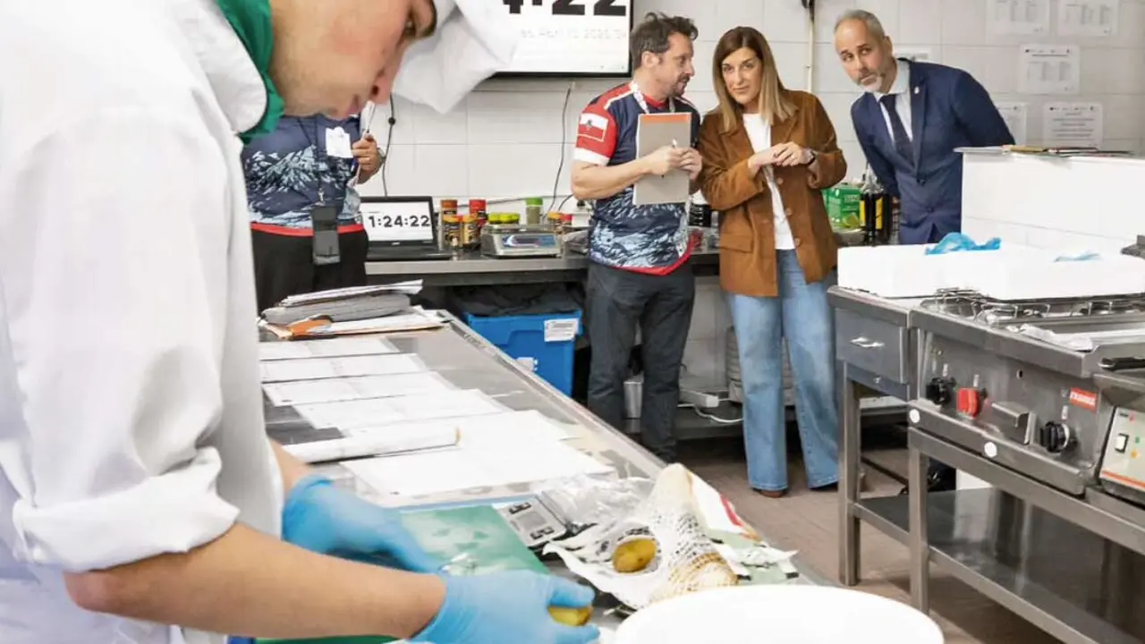 La presidenta de Cantabria, Mar&iacute;a Jos&eacute; S&aacute;enz de Buruaga, observa con atenci&oacute;n el trabajo del alumnado durante su visita a las competiciones de &lsquo;CantabriaSkills 2025&rsquo;, celebradas en el campus intercentros de Pe&ntilde;acastillo. / ALERTA
