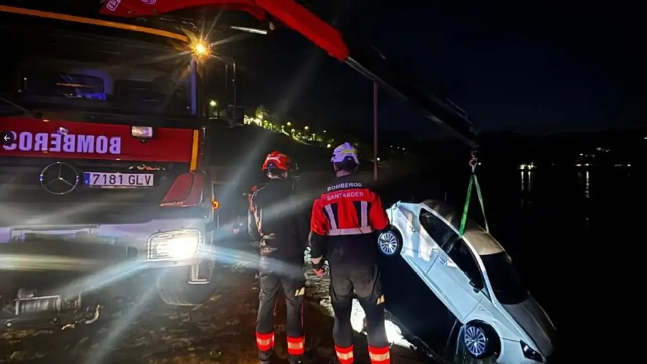 Bomberos de Santander rescatan un coche del agua en la Playa de los Peligros tras una persecuci&oacute;n policial.