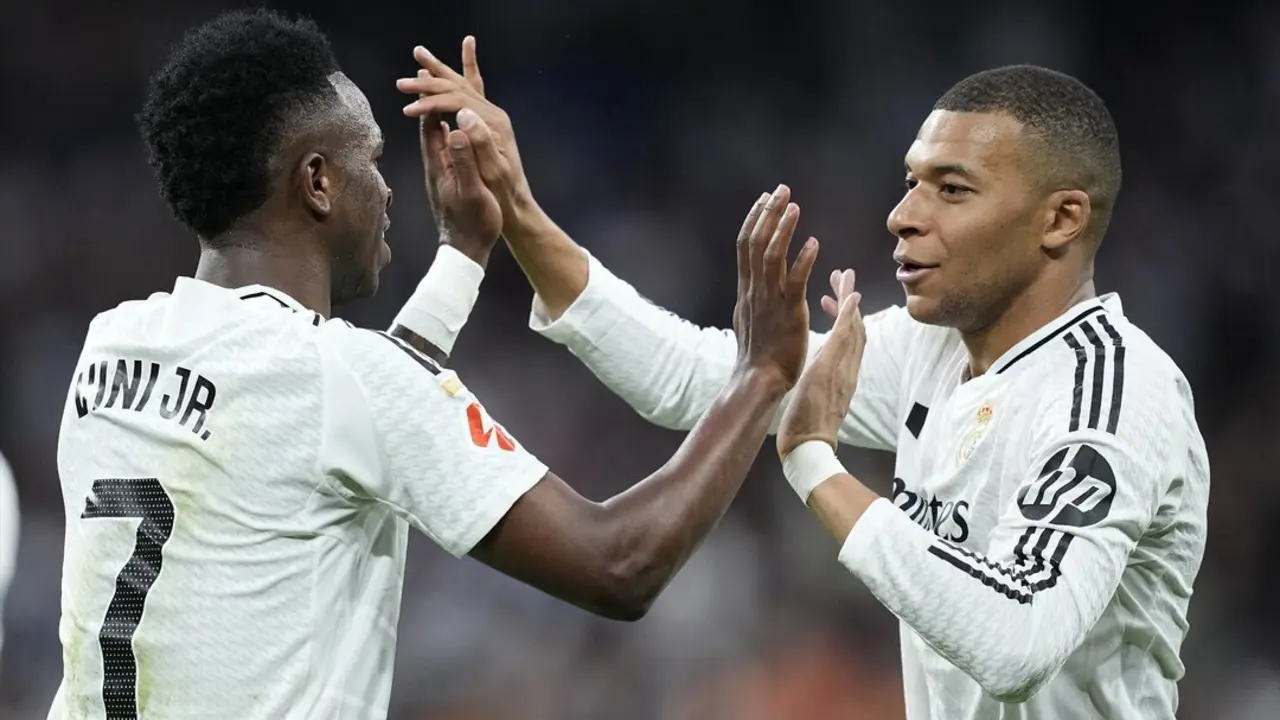 Mbapp&eacute; y Vinicius durante un partido de liga. / EP