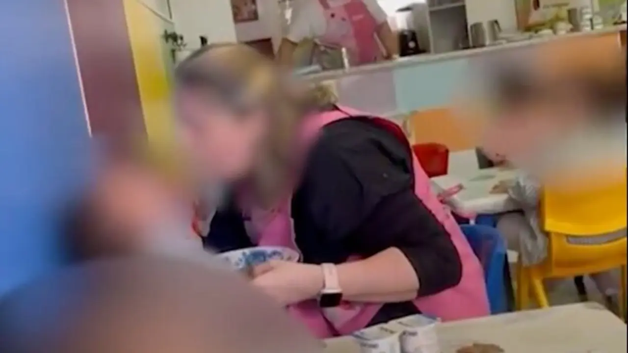 Captura del v&iacute;deo en el que la trabajadora pega a uno de los beb&eacute;s. / X