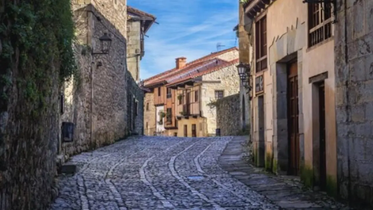 Una de las calles de Santillana del Mar. / A.S.