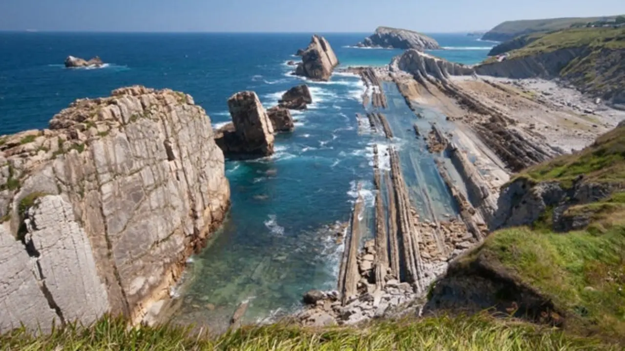 Paisaje del Geoparque Costa Quebrada. / ep