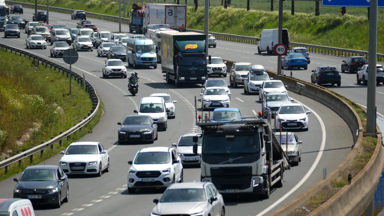 Una carretera con tr&aacute;fico por Semana Santa. / EP