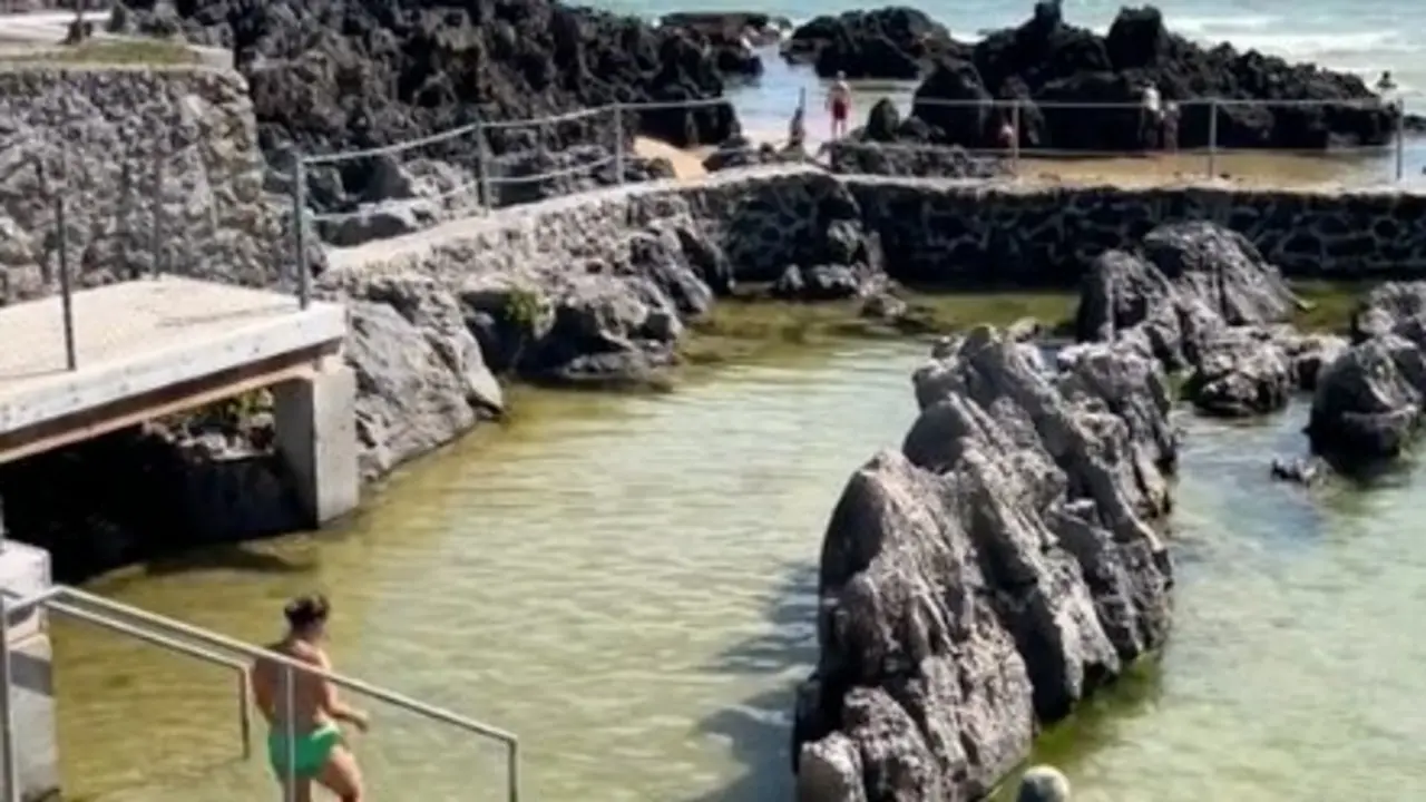 Varias personas en las piscinas naturales. / TIKTOK