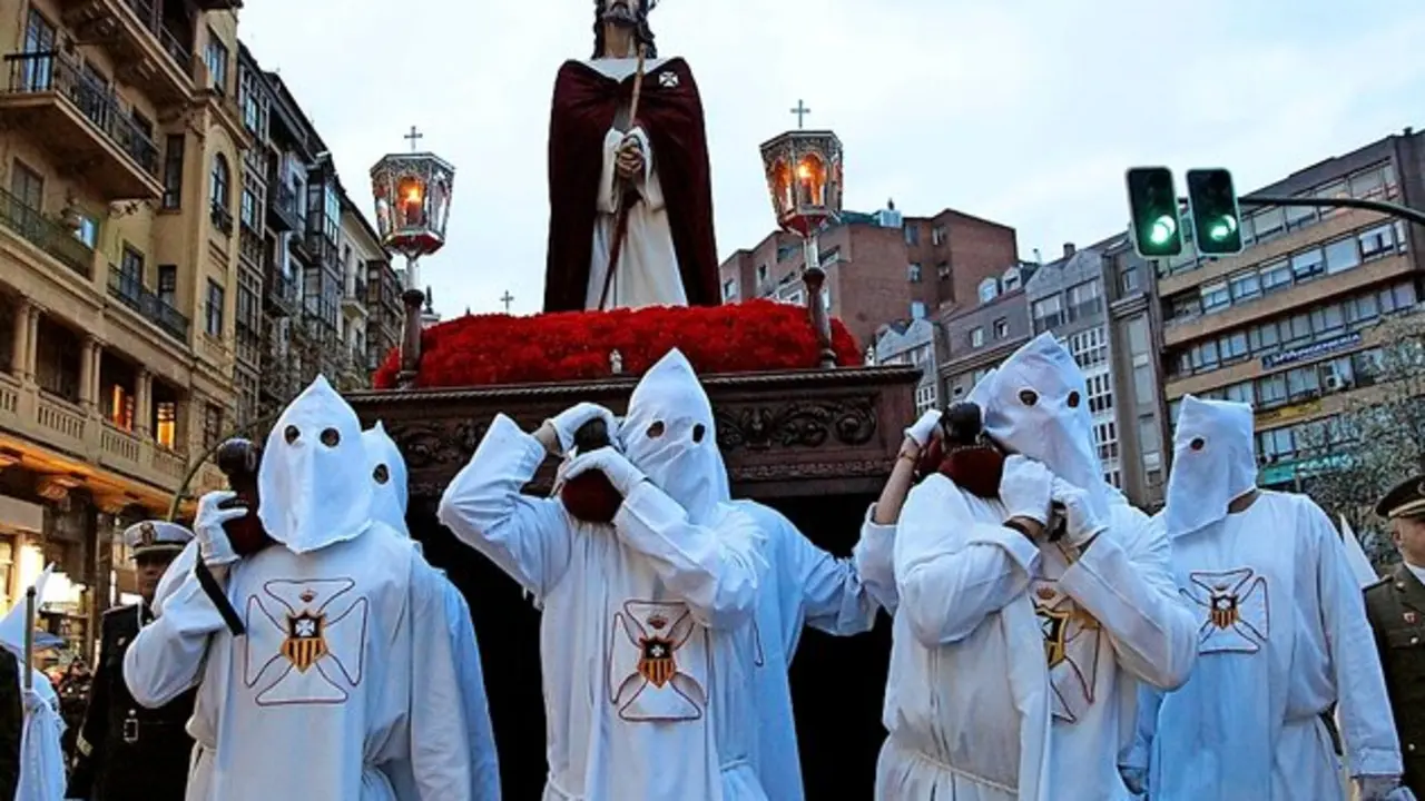 Fieles y devotos participan en la solemne procesi&oacute;n del Viernes Santo en Santander. / A.E.