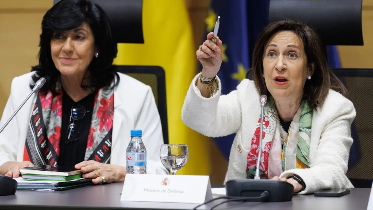 La directora del CNI, Esperanza Casteleiro (i), y la ministra de Defensa, Margarita Robles (d), durante una presentaci&oacute;n en el Centro Nacional de Inteligencia. / Eduardo Parra