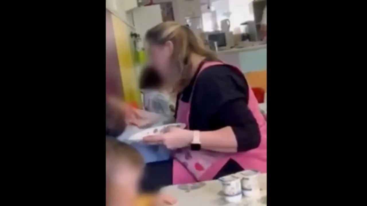 Momento del v&iacute;deo de la agresi&oacute;n de la trabajadora a un ni&ntilde;o. / X