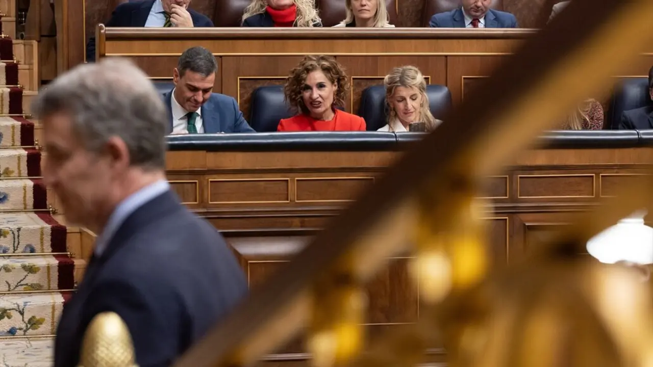 (I-D) El presidente del Gobierno, Pedro S&aacute;nchez; la ministra de Hacienda, Mar&iacute;a Jes&uacute;s Montero y ministra de Trabajo, Yolanda D&iacute;az, durante una sesi&oacute;n plenaria. / Eduardo Parra