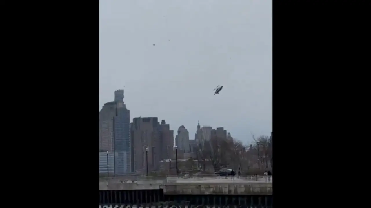 Momento en el que el helic&oacute;ptero cae al r&iacute;o Hudson. / X