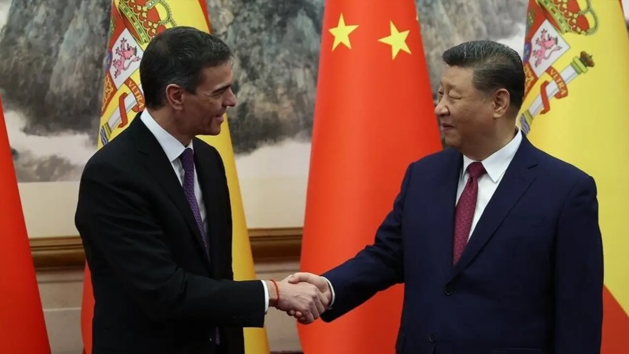 El presidente del Gobierno, Pedro S&aacute;nchez, con el presidente de China, Xi Jinping. / Borja Puig de la Bellacasa