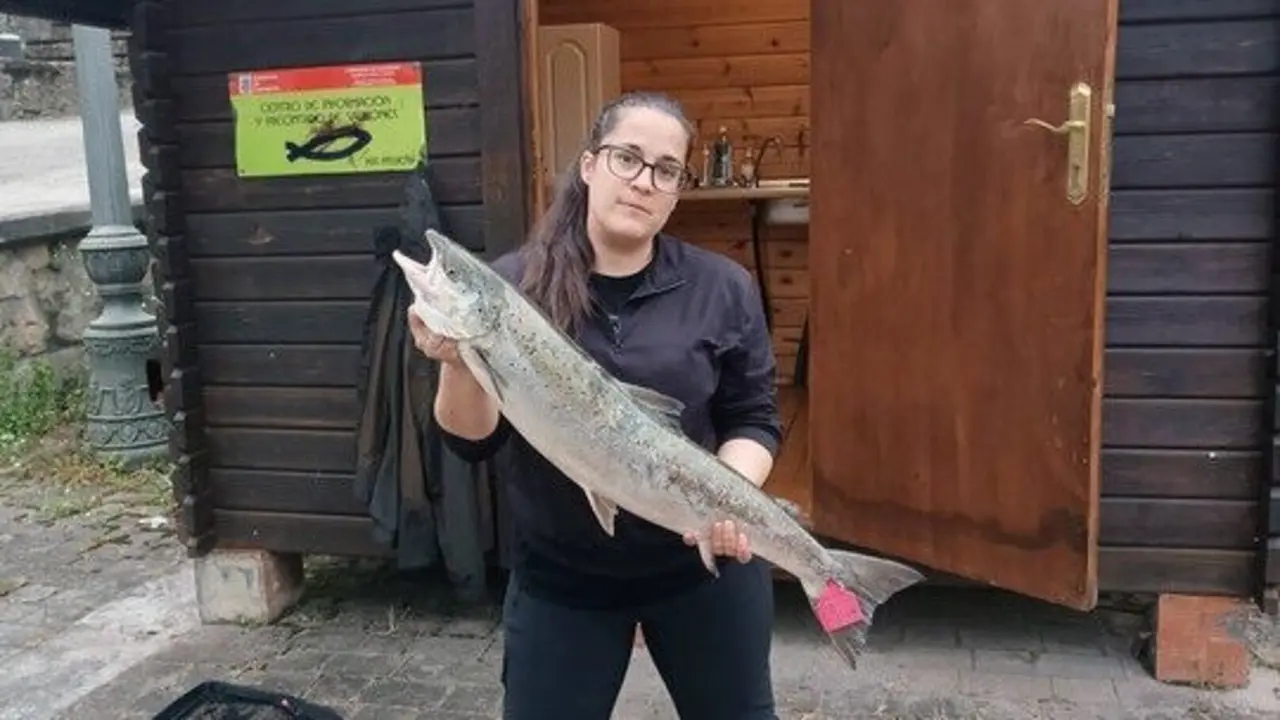 Nekane Arias, la joven pescadora c&aacute;ntabra que logr&oacute; capturar el 'Campanu'. / A.P.