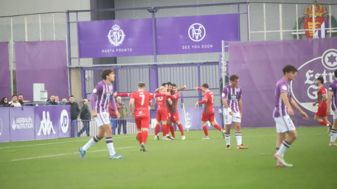 Los jugadores dela Gimn&aacute;stica en el partido de ida en los Anexos del Zorrilla. / N&eacute;stor Revuelta