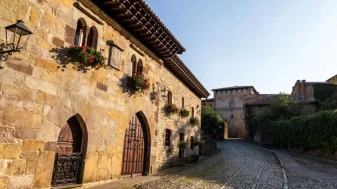 Una de las calles de Santillana del Mar. / A.S.