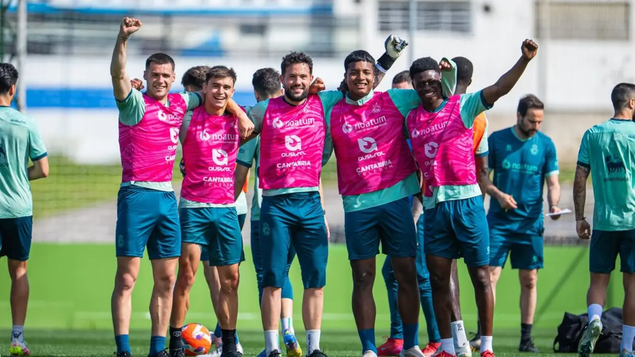 Varios jugadores del Racing durante el entrenamiento en La Albericia. / RRC