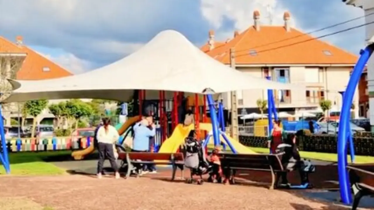 Varios ni&ntilde;os juegan en el parque. / TikTok