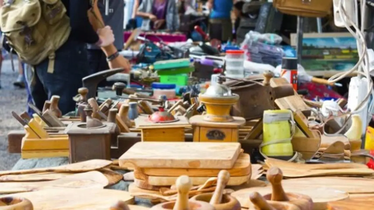 Varias personas en un mercadillo. / A.S.P