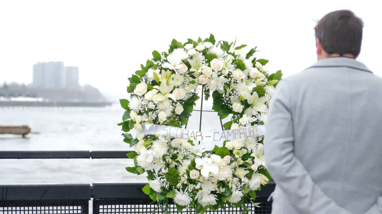 El hermano de Merc&egrave; Camprub&iacute;, Joan Camprub&iacute;, junto a la corona en homenaje a la familia fallecida. / @NYCMayor