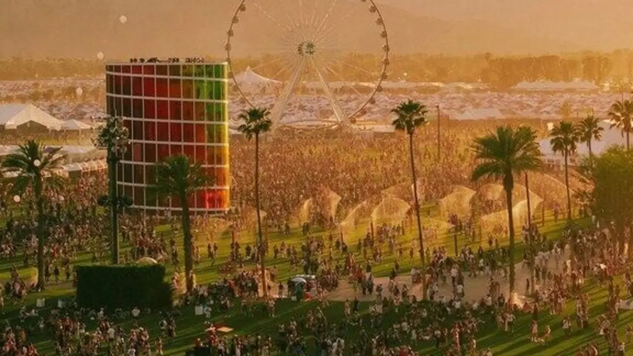 Cientos de personas disfrutan en el recinto del 'Coachella 2025'. / Coachella