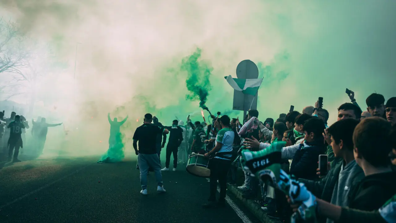 Recibimiento al Racing antes de su partido ante el Zaragoza. / RRC