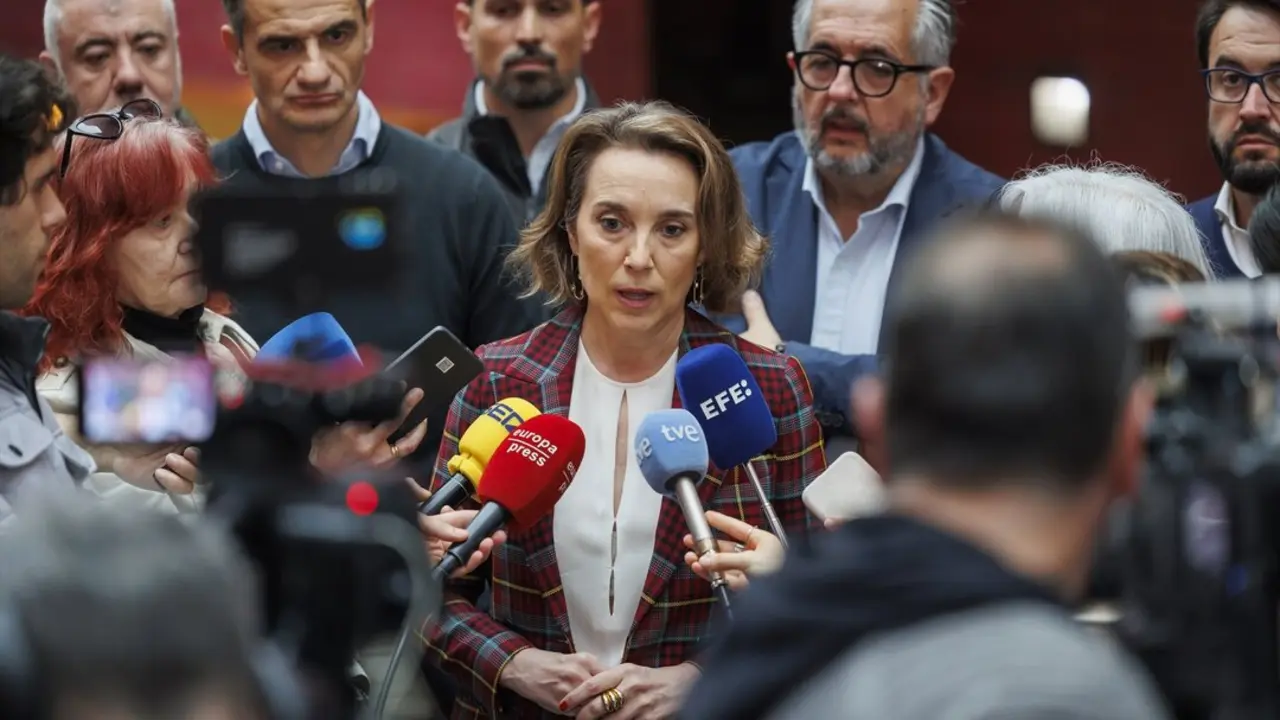 La secretaria general del PP, Cuca Gamarra, atiende a los medios de comunicaci&oacute;n. / EP