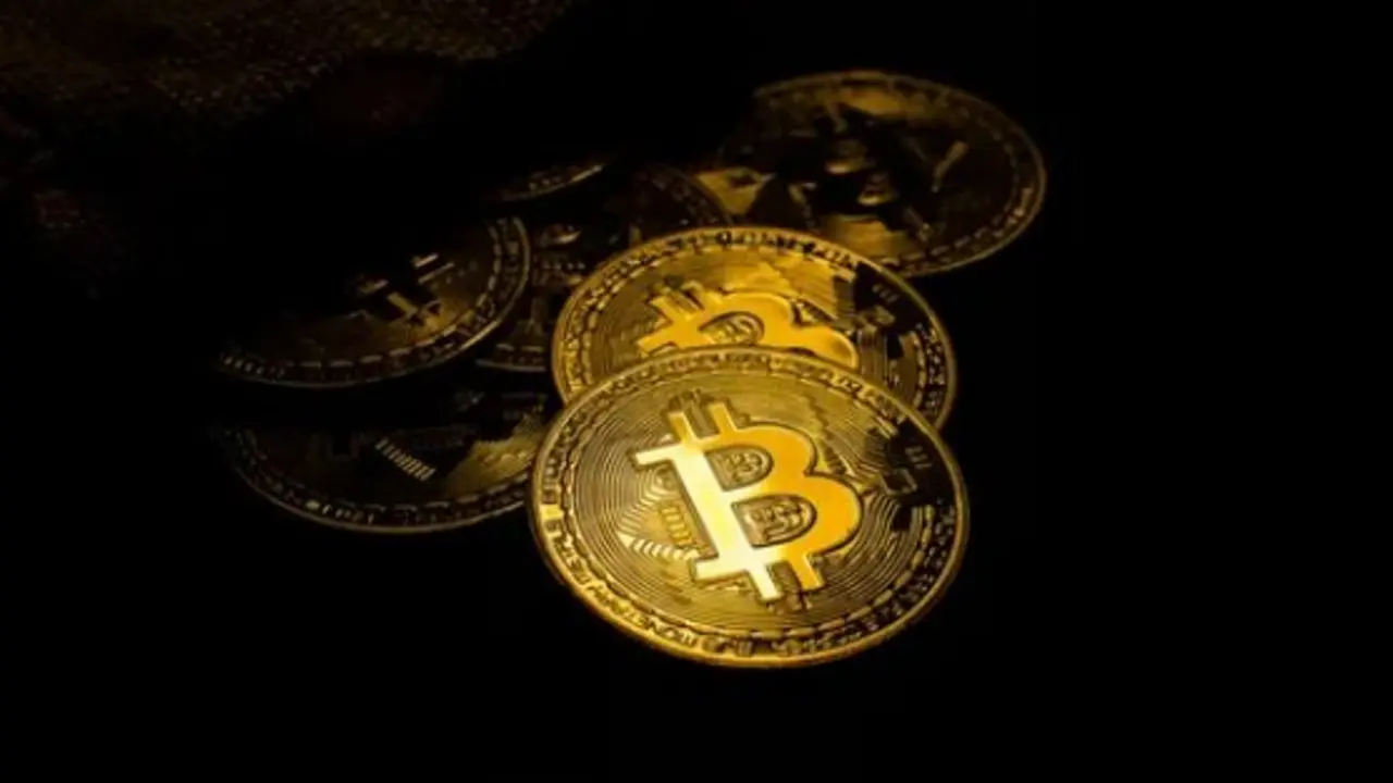 Un mont&oacute;n de criptomonedas doradas. / A.S.