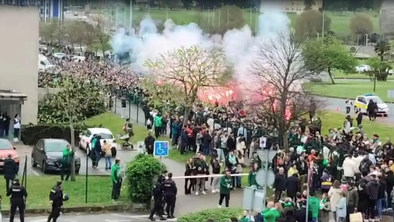 Paseillo de la afici&oacute;n a los jugadores. / X