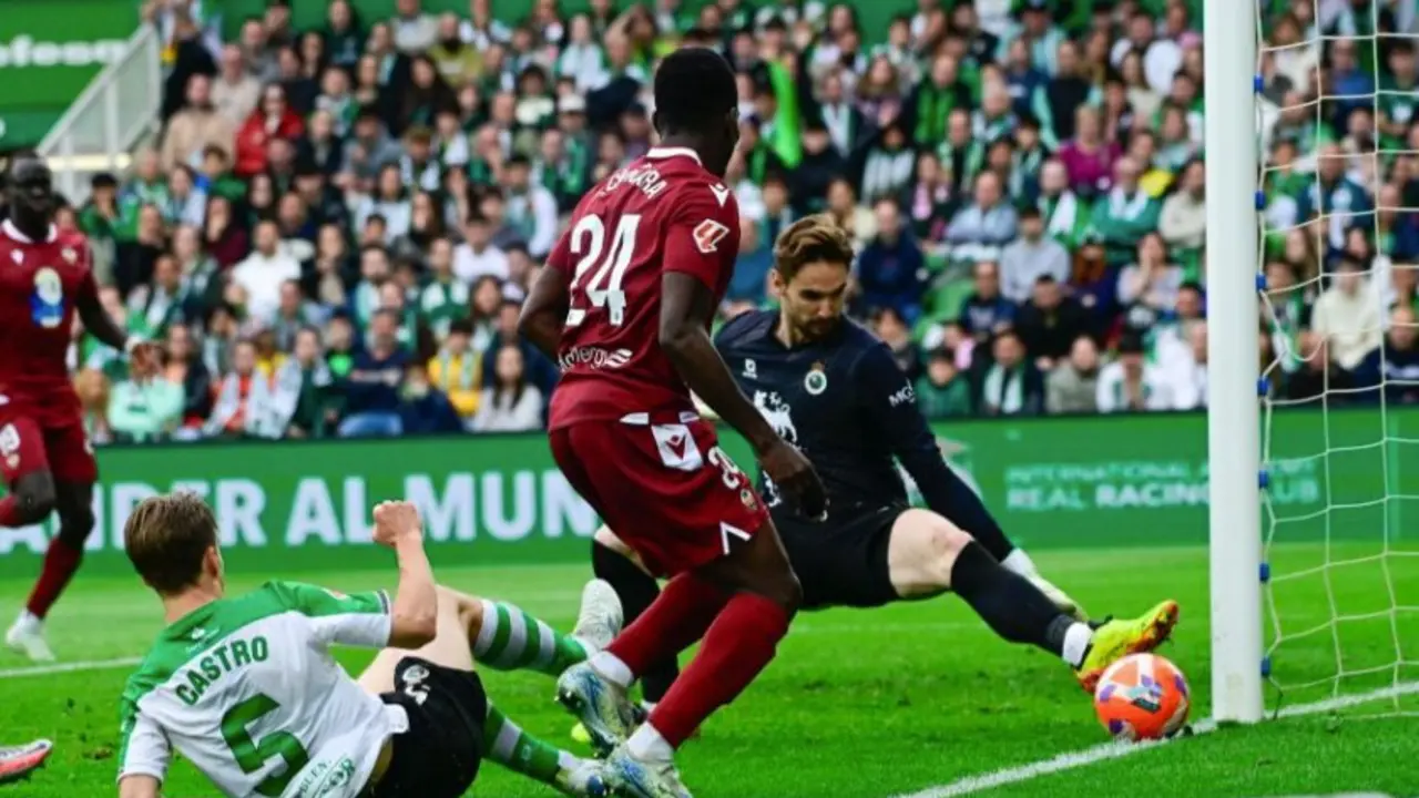 Jokin Ezkieta evita un gol cantado del Castell&oacute;n ante la presi&oacute;n de Camara y la ayuda defensiva de Javi Castro, en un intenso duelo disputado en El Sardinero.