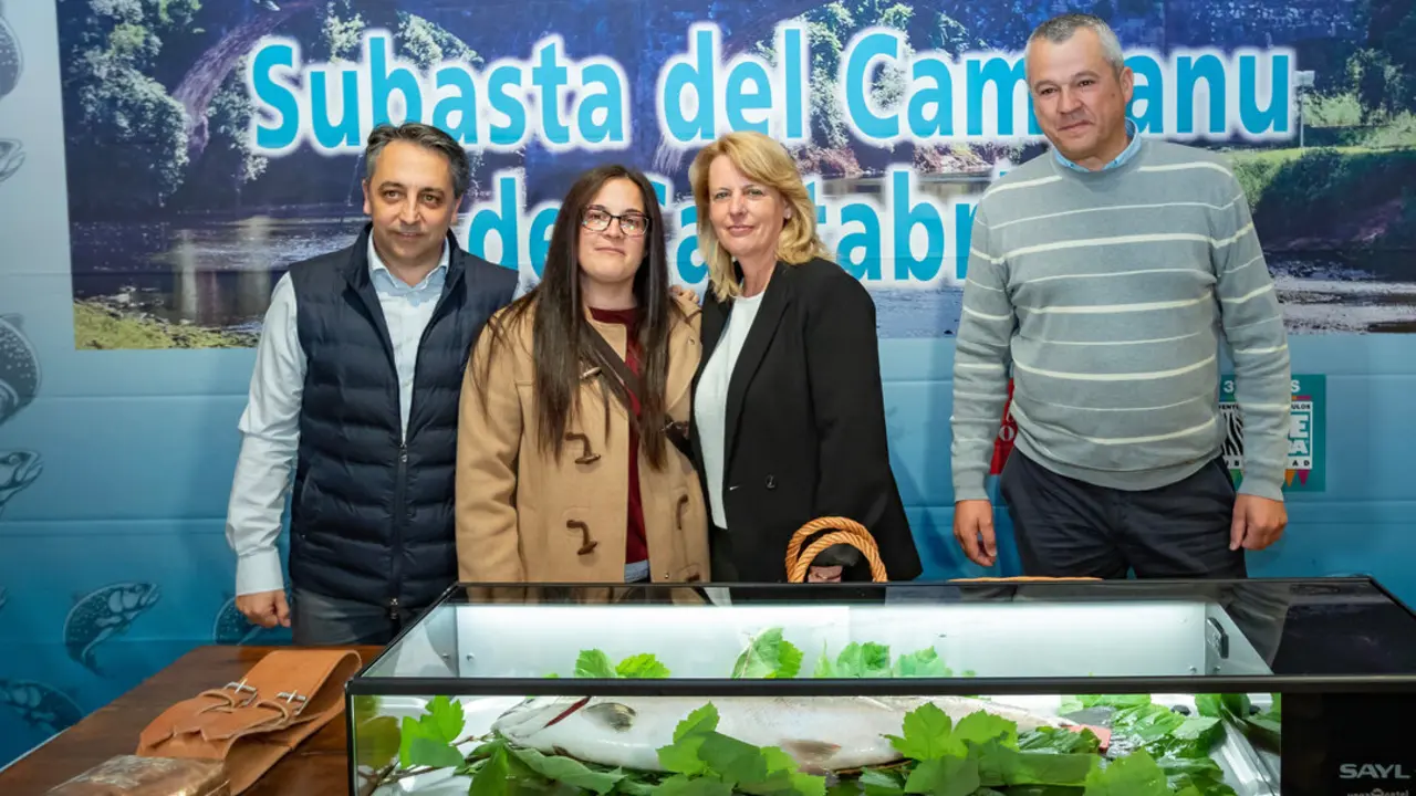 Nekane Arias captur&oacute; el primer salm&oacute;n de la temporada en Cantabria. / ALERTA