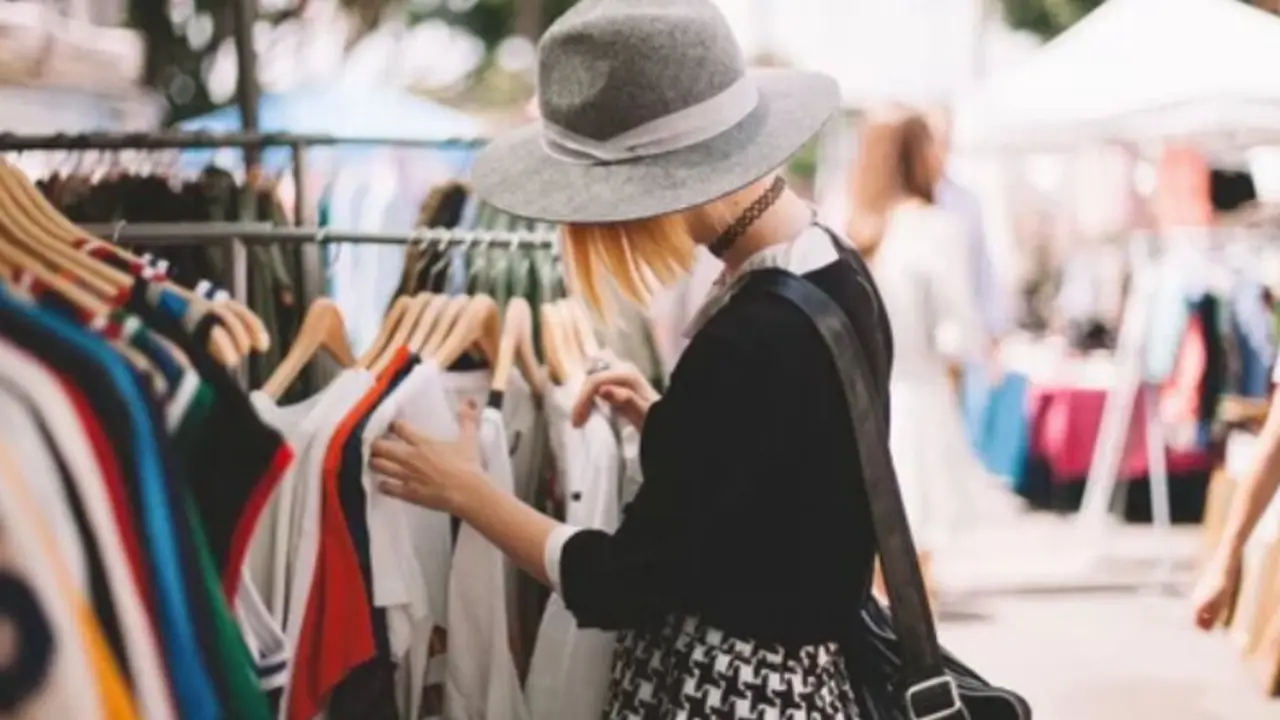 Una mujer compra en un mercadillo. / A.S.P