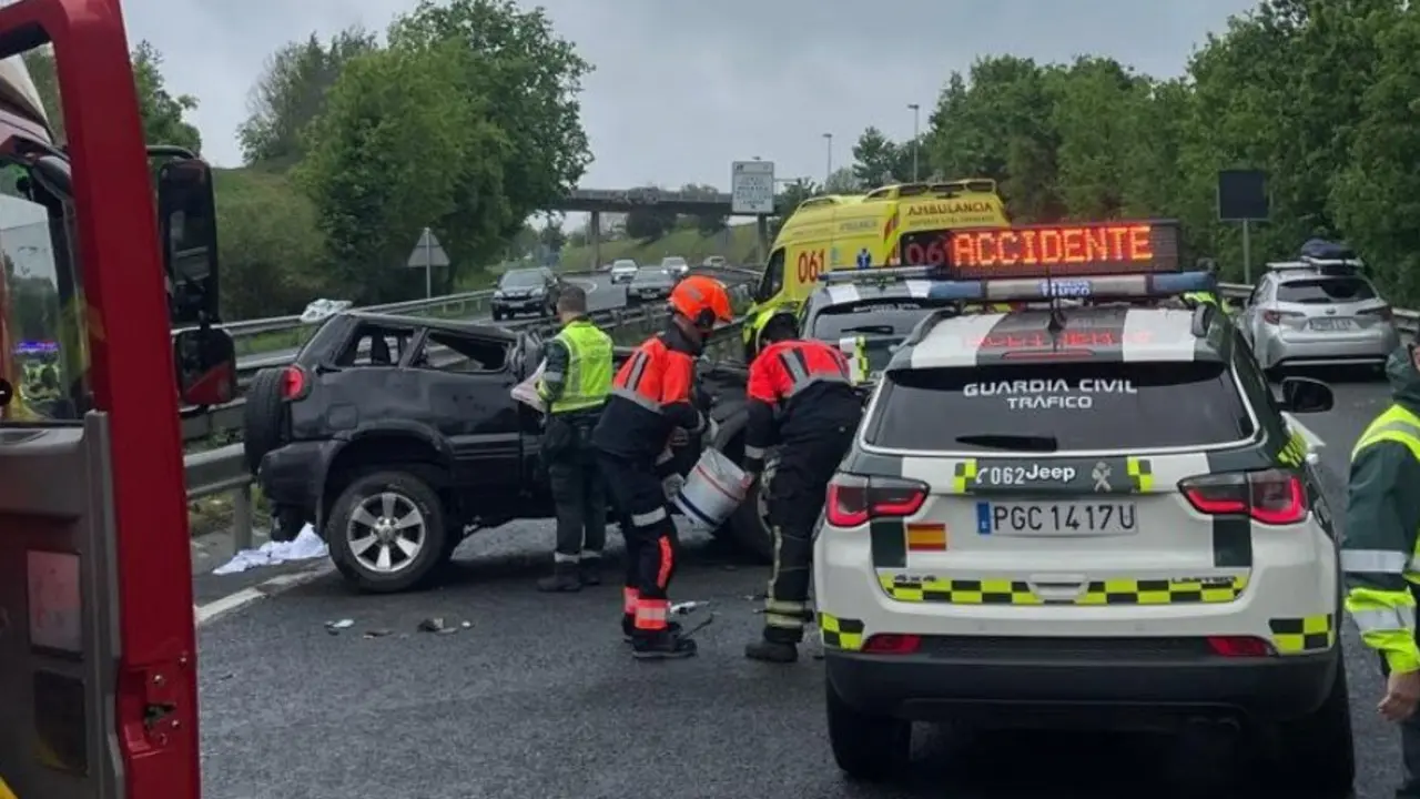 Efectivos de emergencias trabajan en la atenci&oacute;n y retirada del veh&iacute;culo siniestrado tras un accidente de tr&aacute;fico en la S-10, a la altura del kil&oacute;metro 12, en sentido Santander.