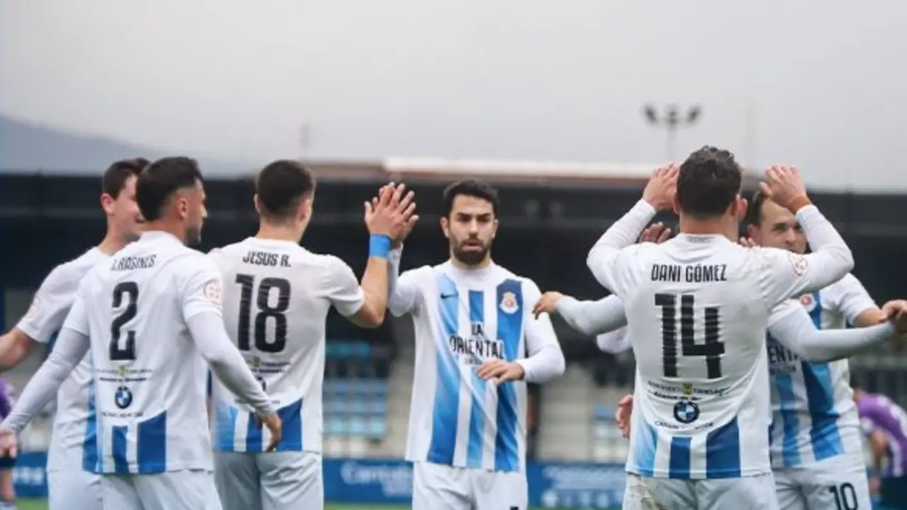 Los jugadores de la Gimn&aacute;stica celebran uno de los goles ante el Valladolid Promesas en El Malec&oacute;n, en un partido que acab&oacute; en goleada... pero tambi&eacute;n en descenso.