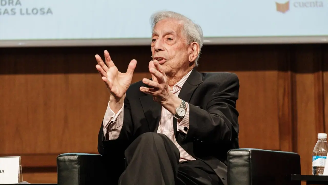 El escritor Mario Vargas Llosa participa en el ciclo 'El fuego de la imaginaci&oacute;n', en el Instituto Cervantes. / Carlos Luj&aacute;n
