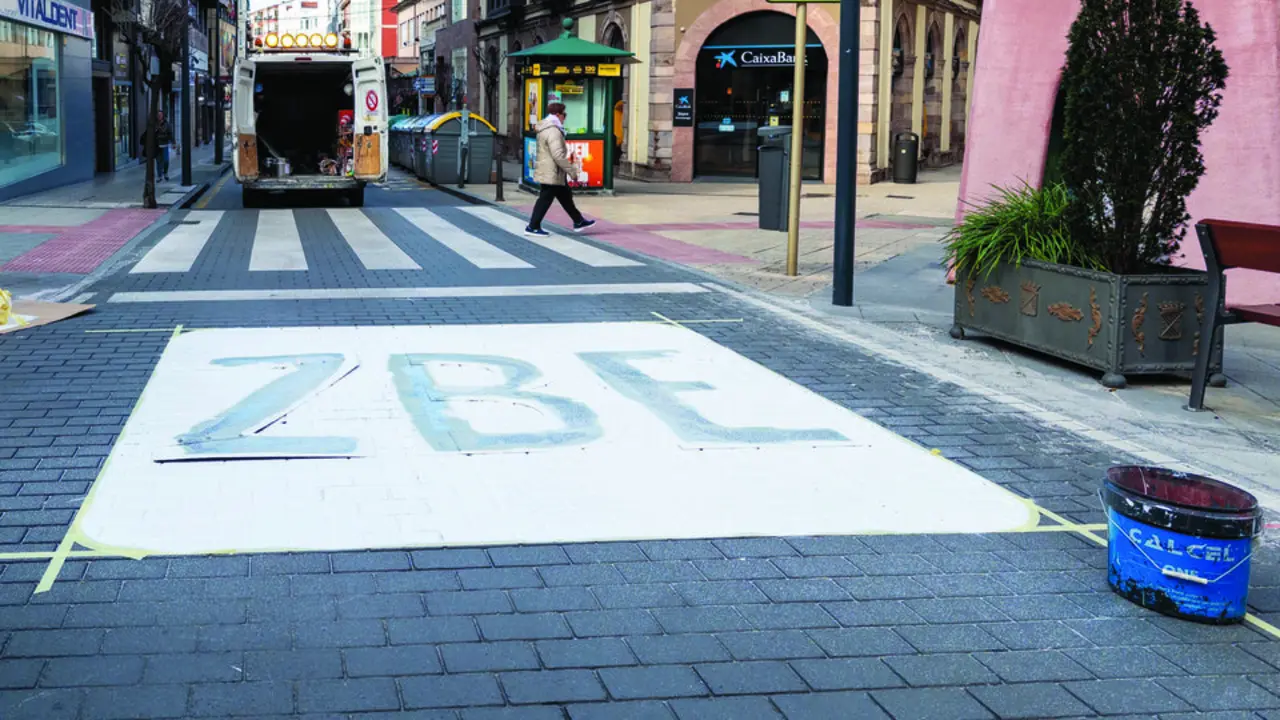 Casi la mitad de los visitantes a Torrelavega se quedar&aacute;n sin acceso por la ZBE. / Alerta