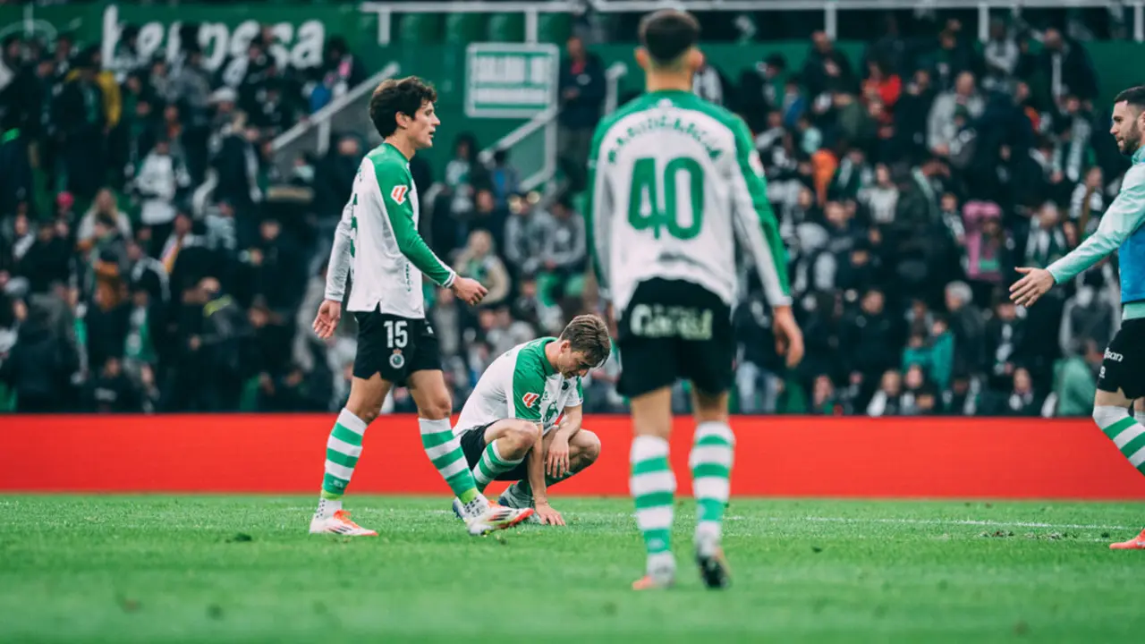 Javi Castro, agachado, lamenta el empate ante el Castell&oacute;n, al igual que Mario y Sangalli. / RRC