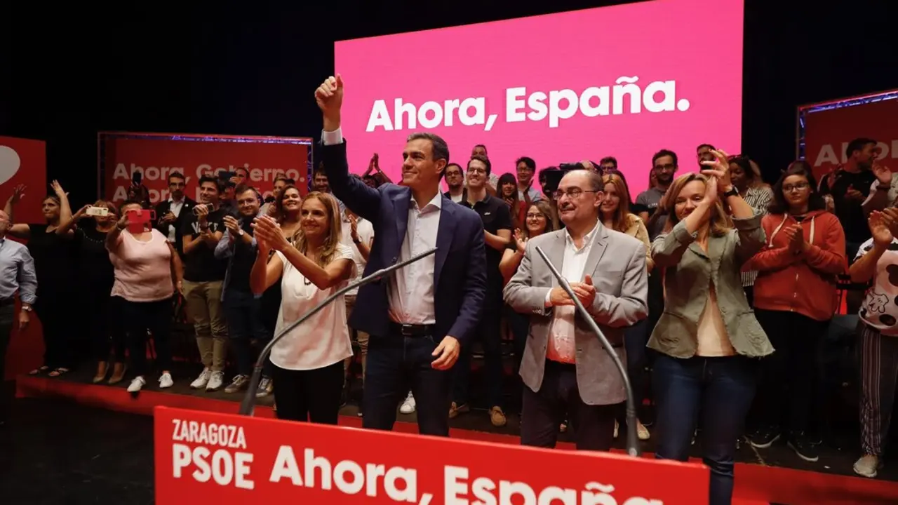 (I-D) La ministra Pilar Alegr&iacute;a, el presidente del Gobierno, Pedro S&aacute;nchez, y el expresidente de Arag&oacute;n, Javier Lamb&aacute;n, saludan durante un acto del PSOE en Zaragoza. / EP / Archivo