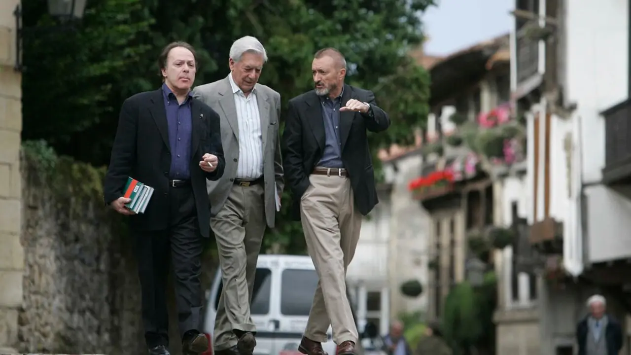 Mario Vargas Llosa, en el centro, junto a Arturo P&eacute;rez-Reverte y Javier Mar&iacute;as en Santillana del Mar. / A.E. / Archivo