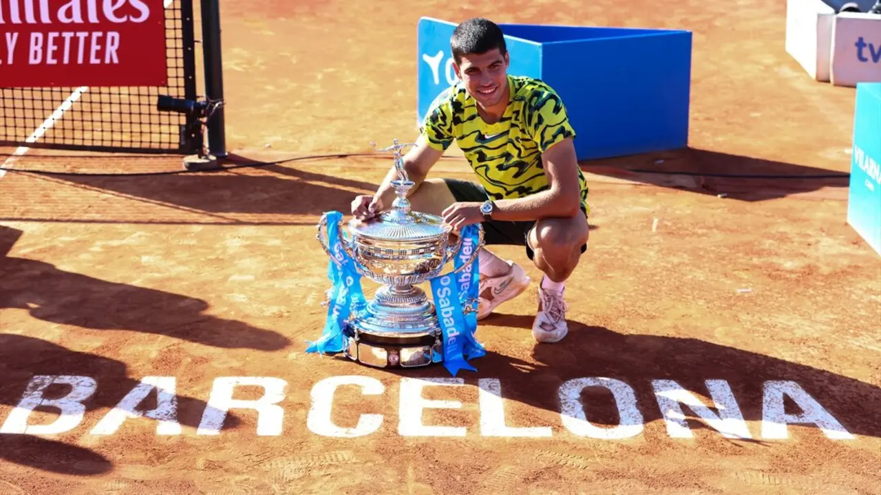 Carlos Alcaraz tras ganar a Tsitsipas la edici&oacute;n anterior. / EP