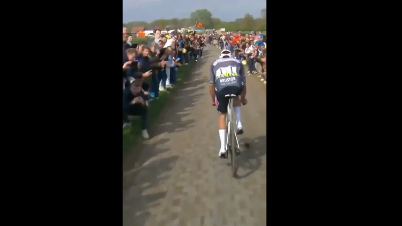 Van der Poel durante el incidente. / X