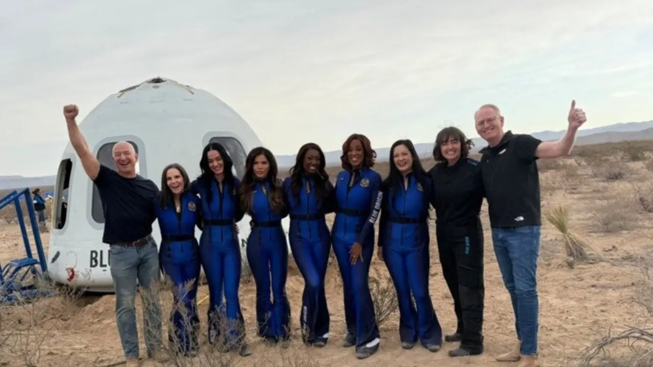 La cantante Katy Perry y la tripulaci&oacute;n tras viajar al espacio. / Blue Origin / X
