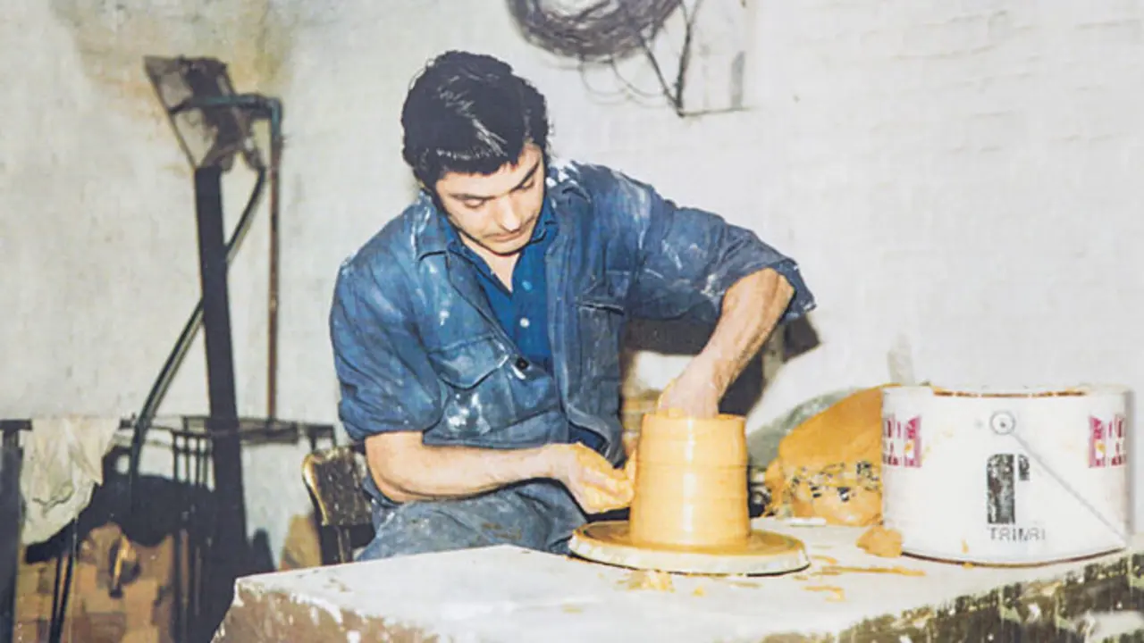 El artista Emilio Barrero Soto, trabaja con el barro. / x