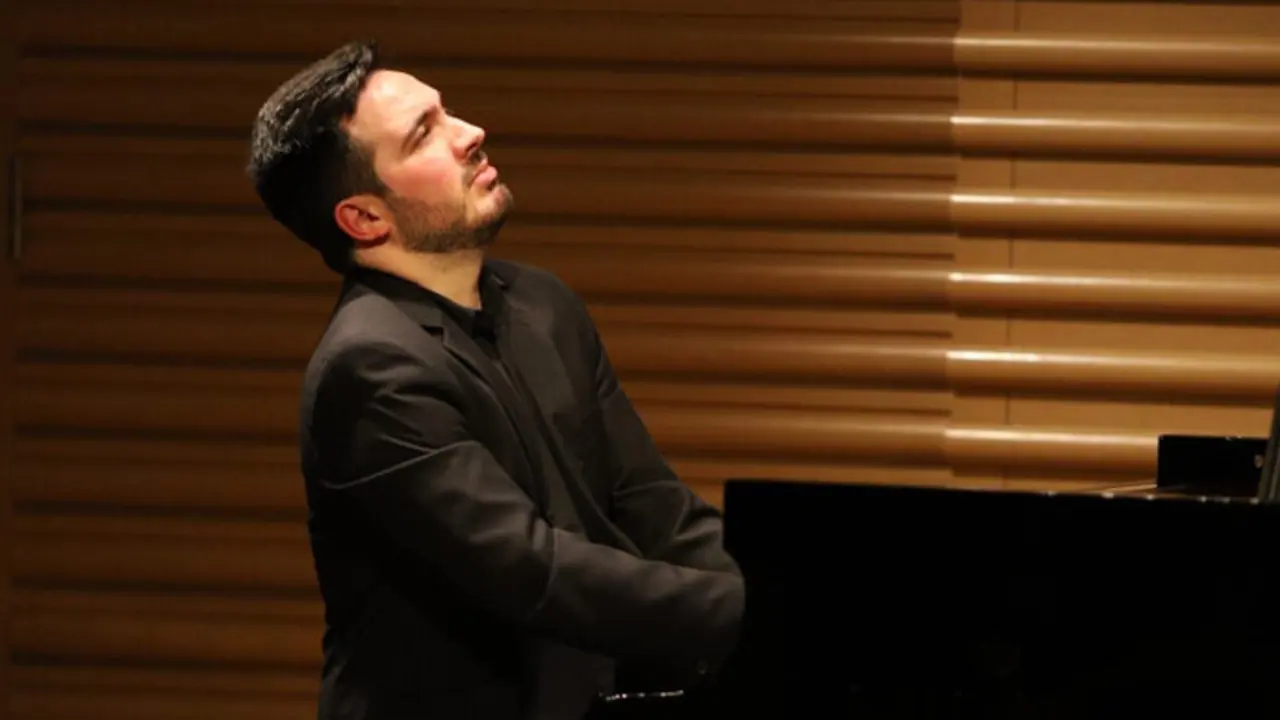 El pianista Jorge Balanz&aacute;, durante un recital. / x