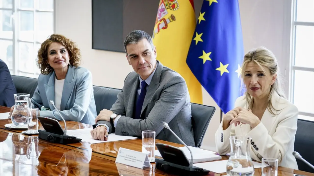 (I-D) La ministra de Hacienda, Mar&iacute;a Jes&uacute;s Montero; el presidente del Gobierno, Pedro S&aacute;nchez y la ministra de Trabajo y Econom&iacute;a Social, Yolanda D&iacute;az, durante una reuni&oacute;n. / EP