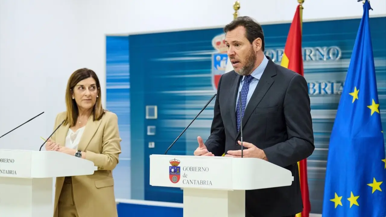 El ministro de Transportes y Movilidad Sostenible, &Oacute;scar Puente, y la presidenta de Cantabria, Mar&iacute;a Jos&eacute; S&aacute;enz de Buruaga, durante una rueda de prensa. / Juanma Serrano / Archivo