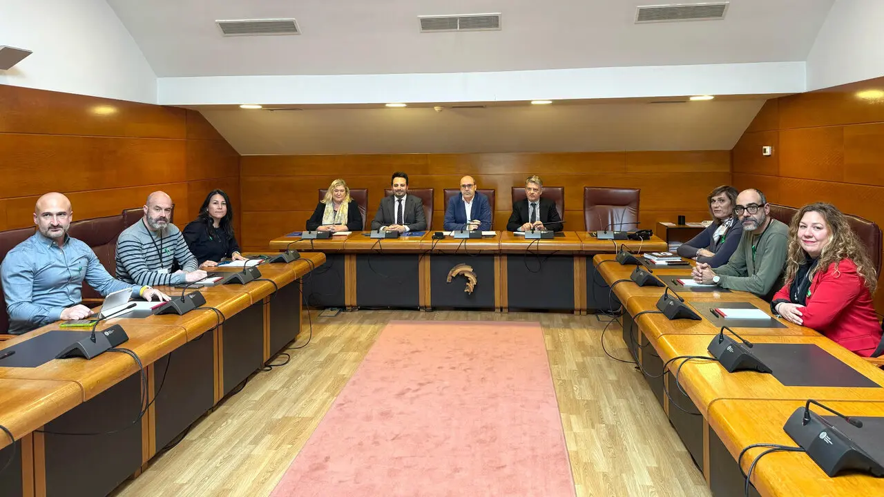El portavoz del PP, Juan Jos&eacute; Alonso, y el diputado regional y portavoz en Educaci&oacute;n del PP, &Aacute;lvaro Aguirre, en la reunido hoy con los sindicatos docentes. / A.E.