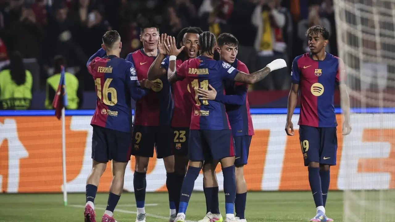 Los jugadores del Barcelona celebran el gol de Lewandowski. / EP