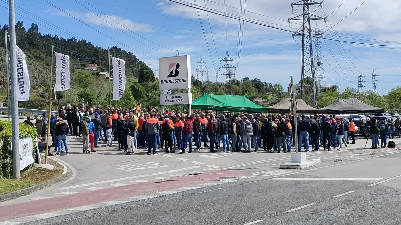 Varios trabajadores a las afueras de Bridgestone. / UGT