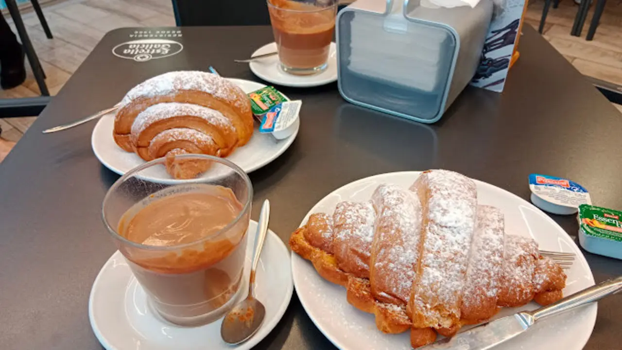 Uno de las opciones de hojaldre que ofrece el local. / A.E