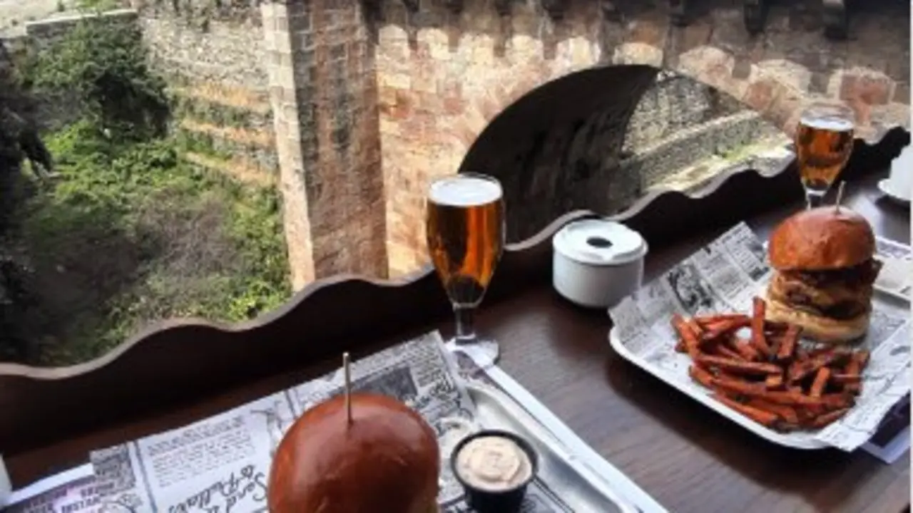 Dos hamburguesas del local con las vistas de fondo. / IG