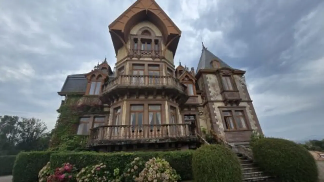 La Casa del Duque de Almod&oacute;var del R&iacute;o en Comillas. / VisitaCantabria